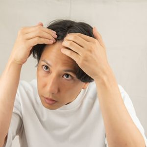 髪の毛が気になる男性